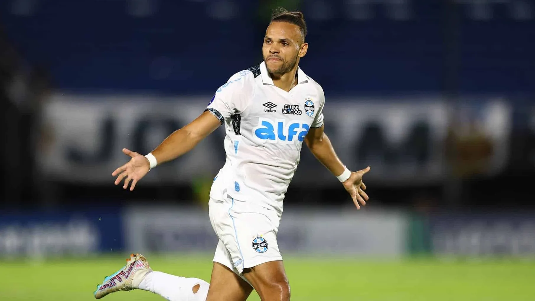 Foi gra&ccedil;as a um bate e volta europeu que Braithwaite salvou o Gr&ecirc;mio no Paraguai