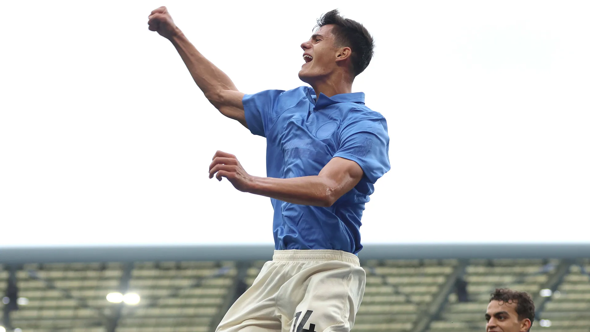 Chema Andrés, meio-campista do Brighton, celebra seu gol na vitória por 4 a 0 sobre o Arsenal, no Amex Stadium, em Brighton, na Inglaterra, em 19 de setembro de 2026.