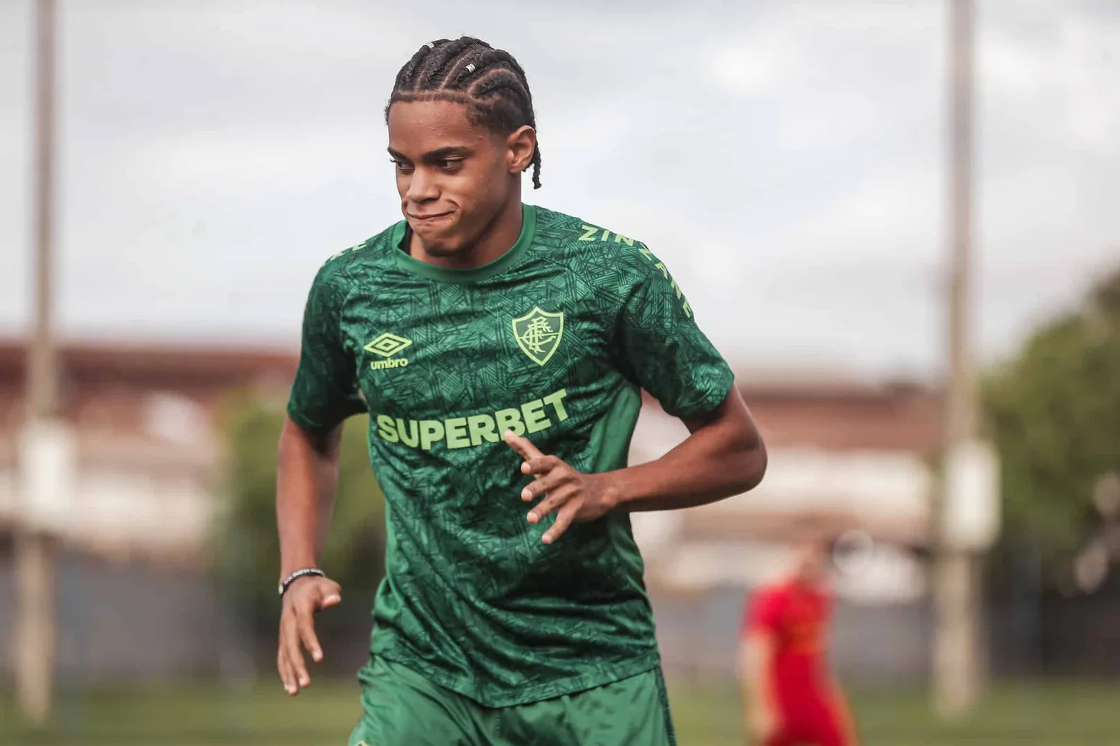 Matheus Reis em treino no CT Carlos Castilho: jovem mexicano-brasileiro j&aacute; &eacute; esperan&ccedil;a no Fluminense - Foto:  LUCAS MER&Ccedil;ON / FLUMINENSE F.C.