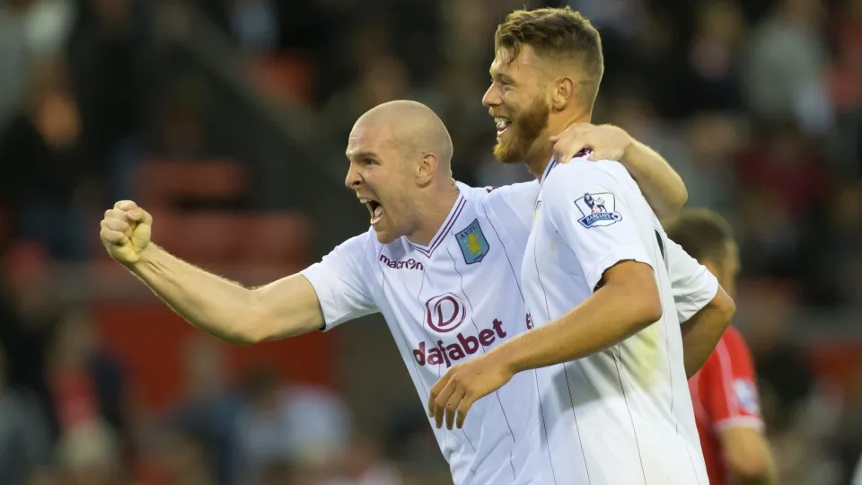 Jogadores do Aston Villa comemoram a vit&oacute;ria sobre o Liverpool
