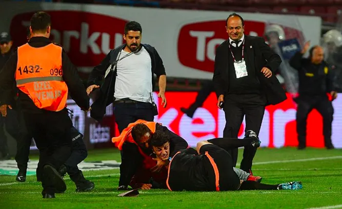 [V&iacute;deo] Torcedor turco invade campo e agride &aacute;rbitro atr&aacute;s do gol pelas costas