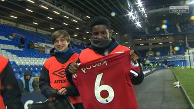 Ap&oacute;s arrebentar contra o Everton, Pogba fez a alegria de um gandula ao dar sua camisa