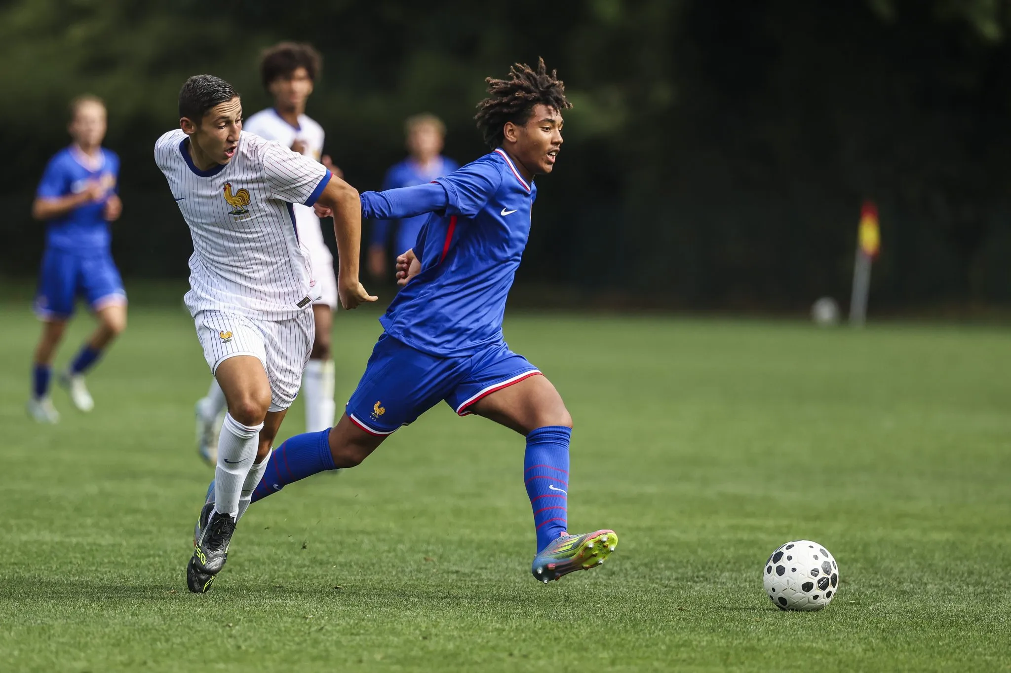 Sele&ccedil;&atilde;o sub-16 realiza amistoso contra sele&ccedil;&atilde;o sub-17, em Clairefontaine (Foto: Johnny Fidelin/Icon Sport)