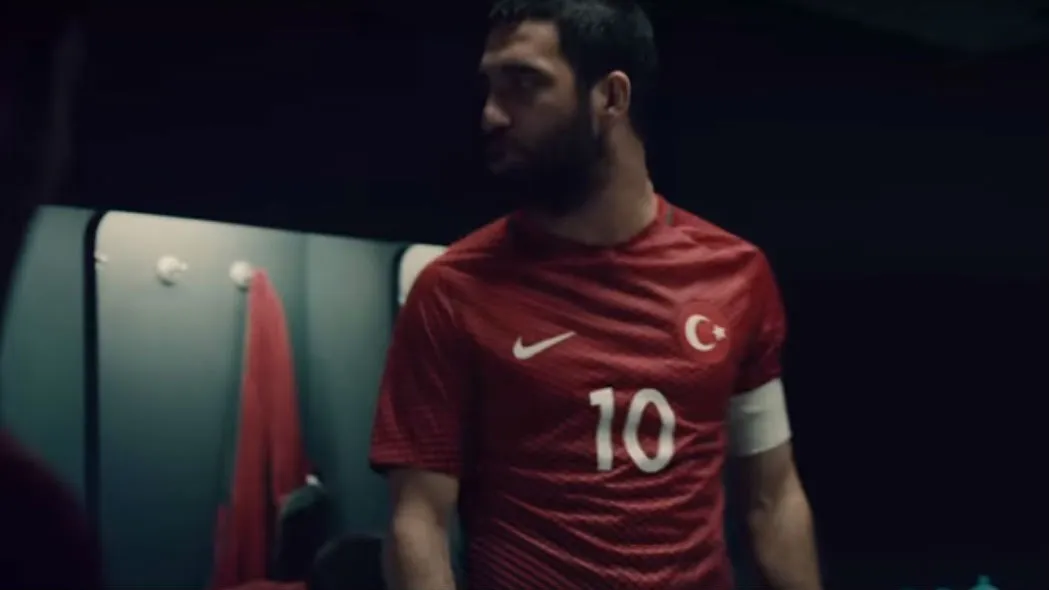 Arda Turan evoca o futebol de rua em palestra para sele&ccedil;&atilde;o turca nesse comercial