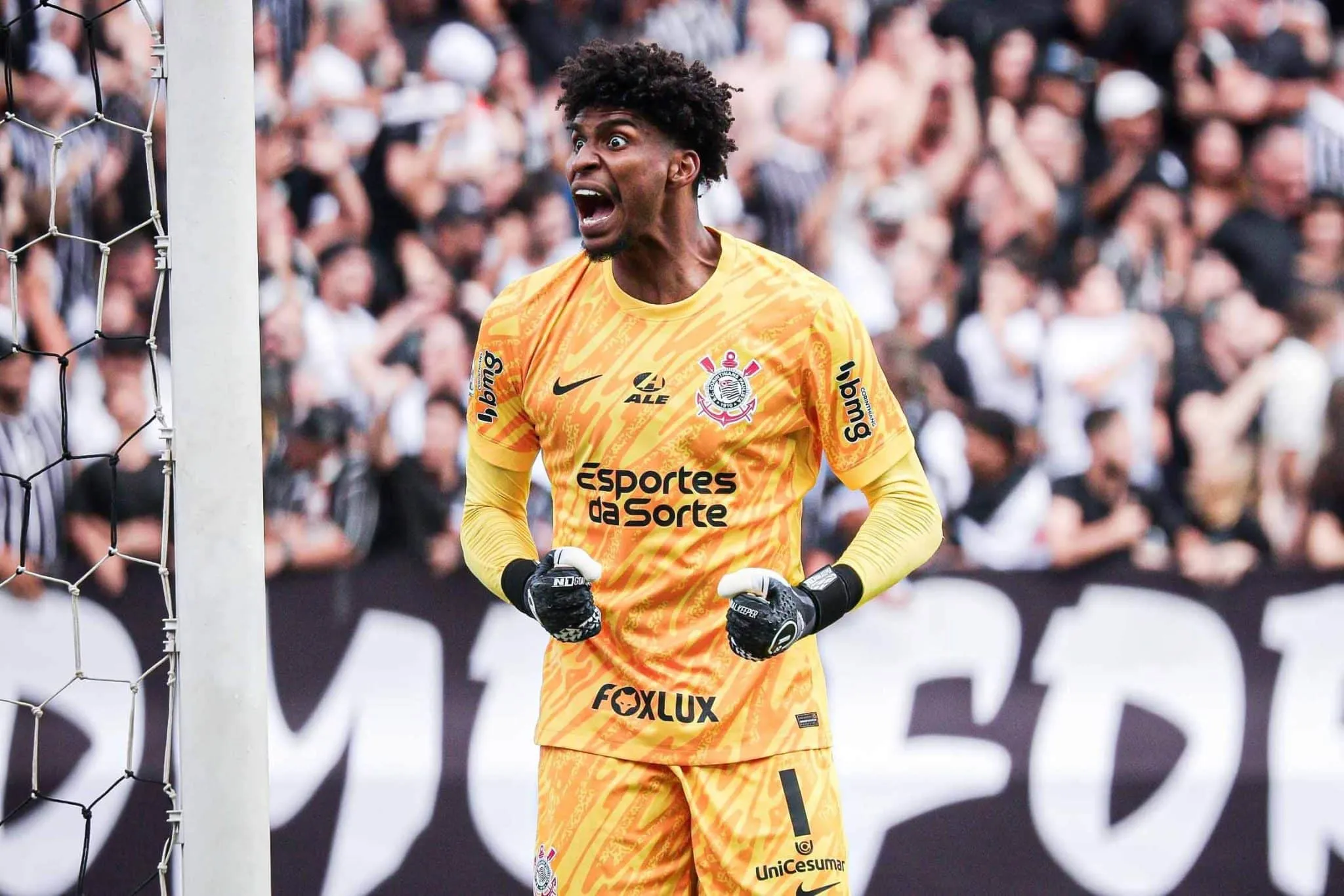 Compra de Hugo Souza gera impasse entre departamentos no Corinthians