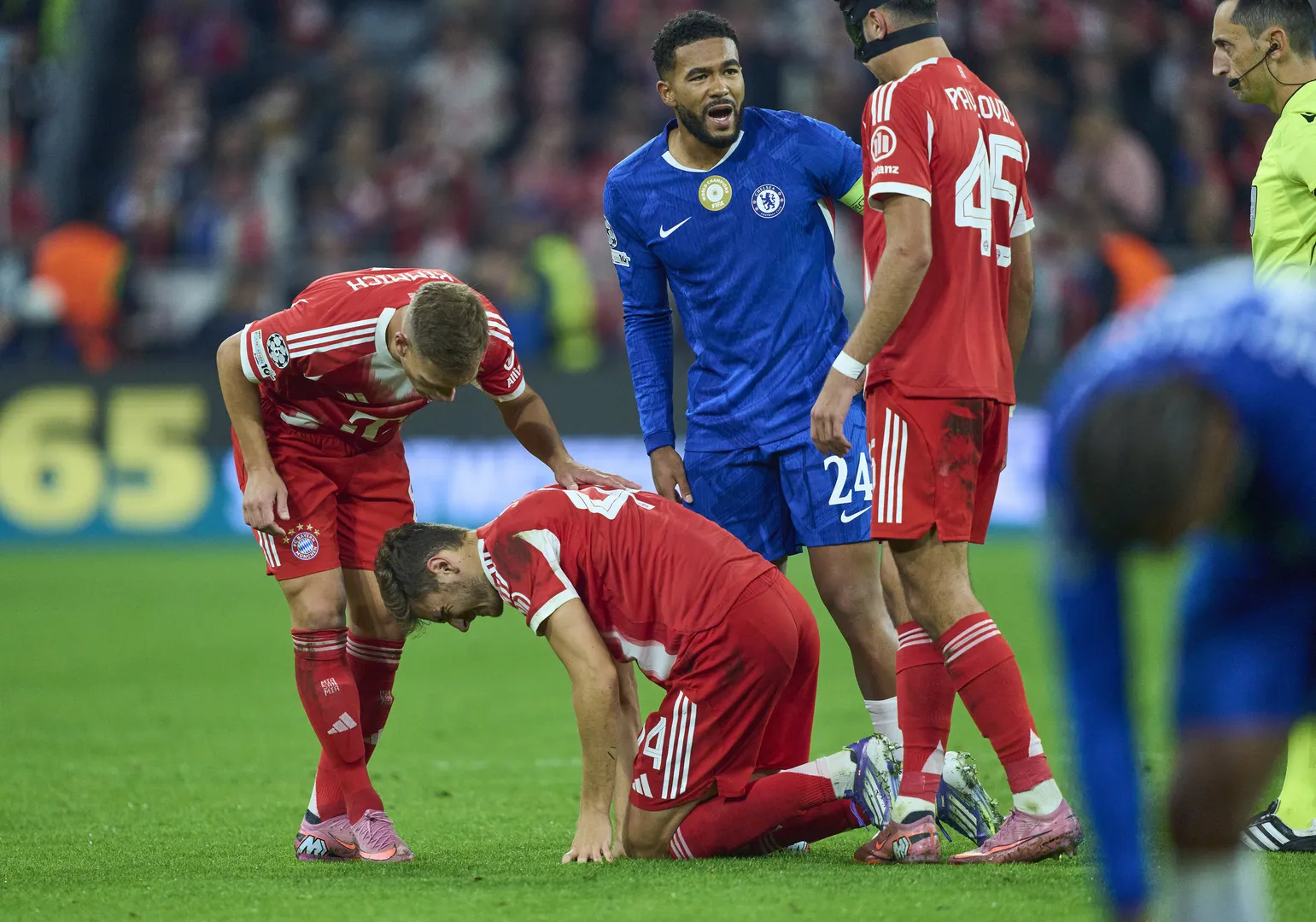 Josip Stanisic se machucou durante Bayern de Munique x Chelsea (Foto: Imago)