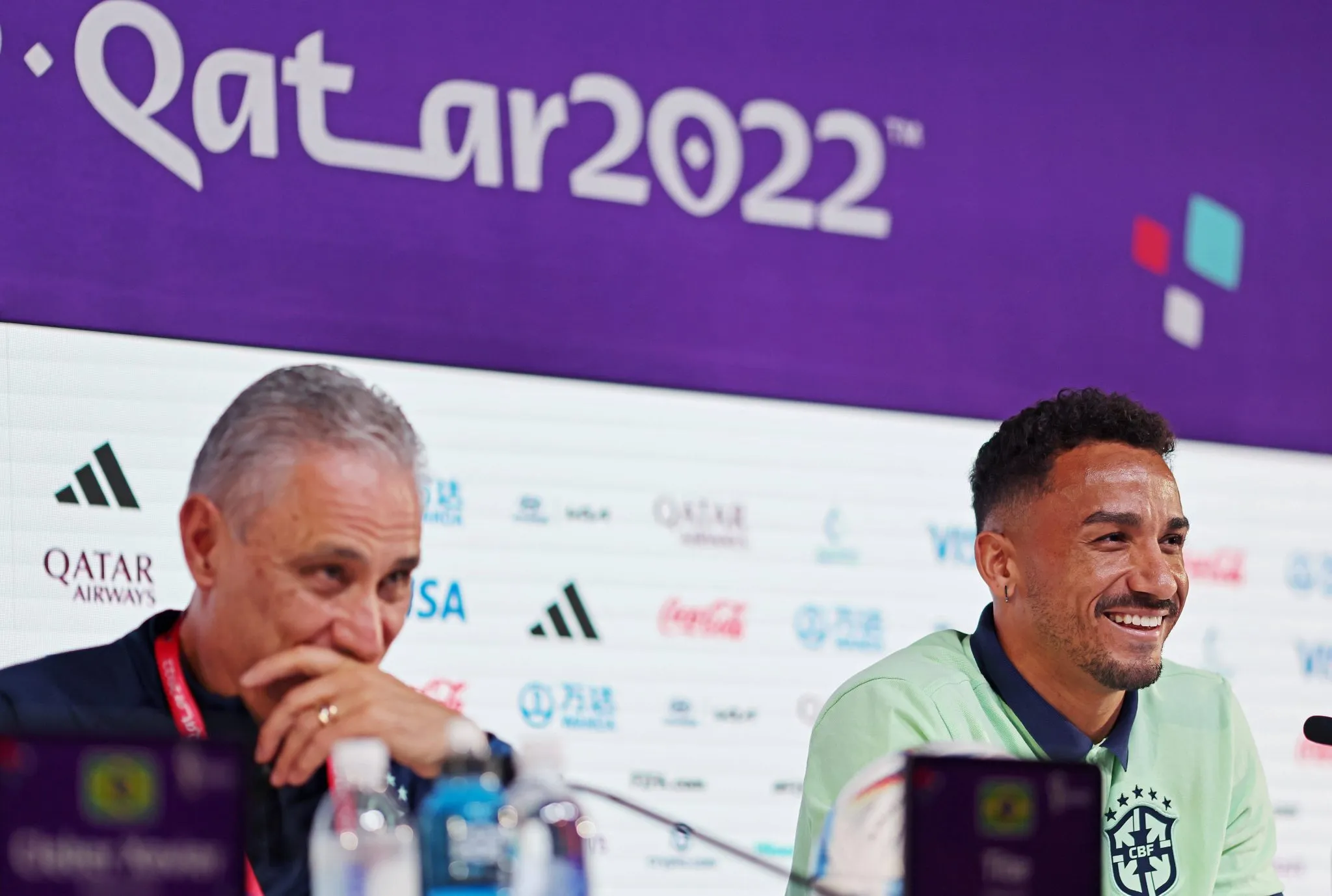 Tite e Danilo em entrevista coletiva durante a Copa do Mundo de 2022