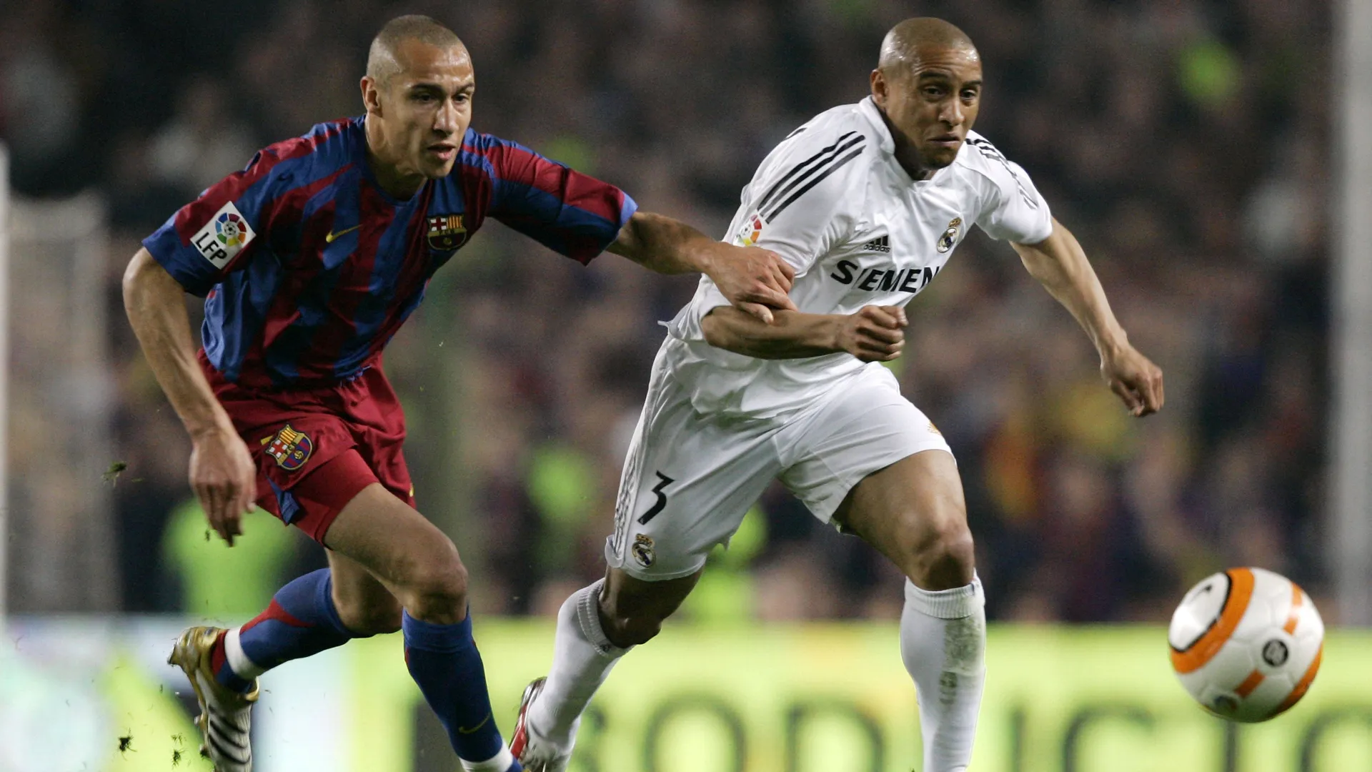 Roberto Carlos, lateral do Real Madrid, em duelo com Henrik Larsson, do Barcelona, durante o Cl&aacute;sico de 1&ordm; de abril de 2006, v&aacute;lido pela LaLiga 2005/06.