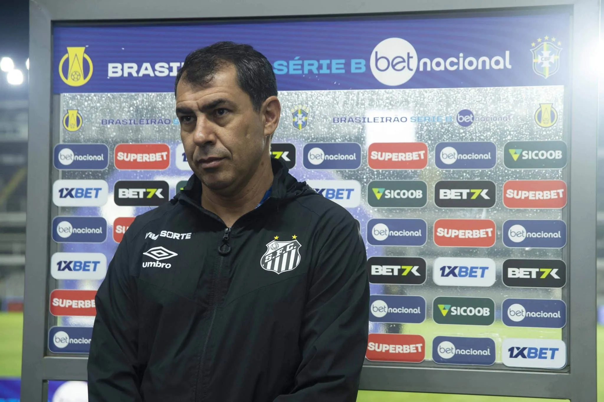 Ap&oacute;s acesso, Carille reconhece que Santos est&aacute; com planejamento para 2025 atrasado