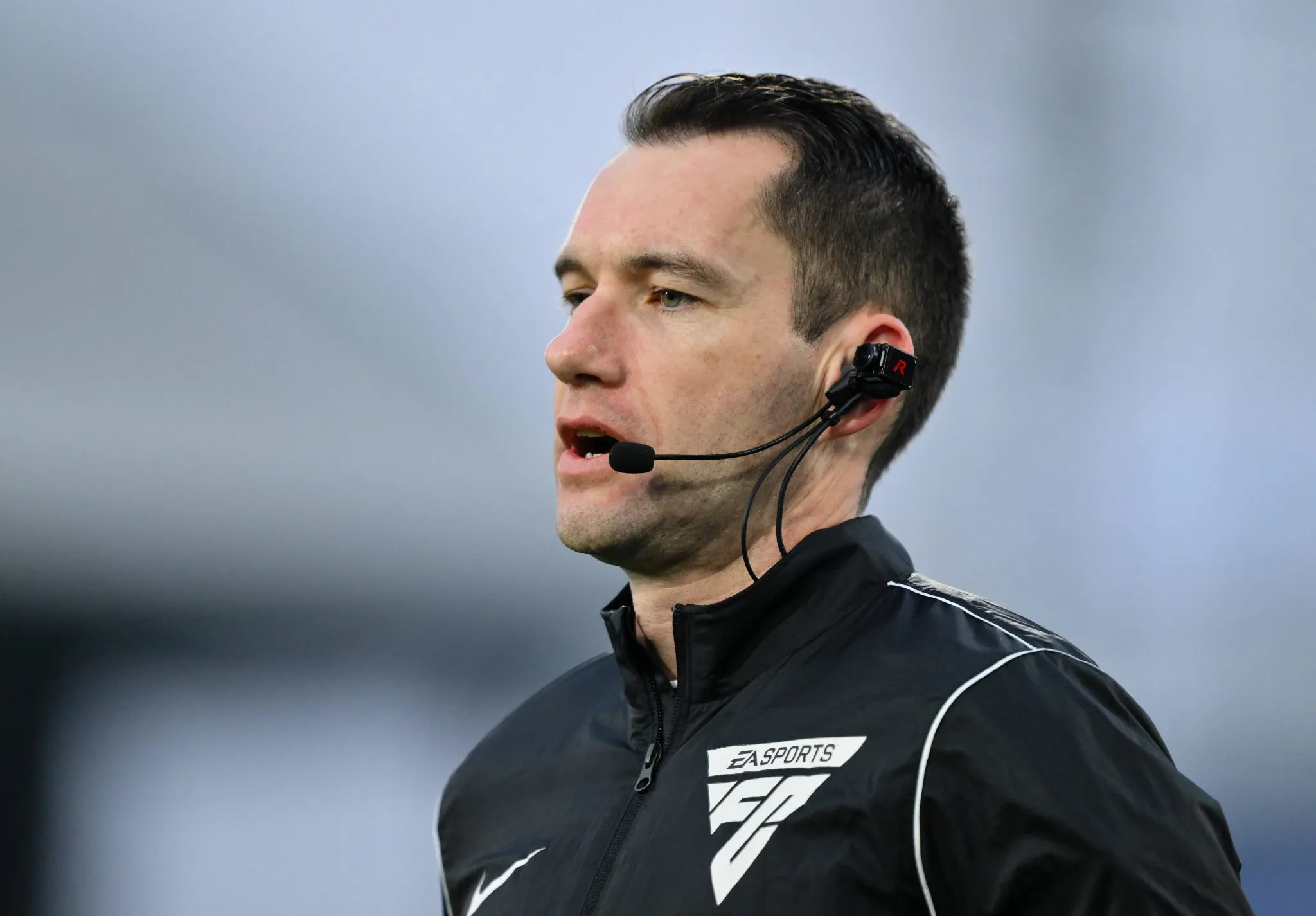 &Aacute;rbitro Jarred Gillett portando a RefCam 