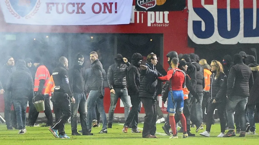 O rebaixamento do time de Larsson na Su&eacute;cia terminou em invas&atilde;o de campo e confus&atilde;o com ultras