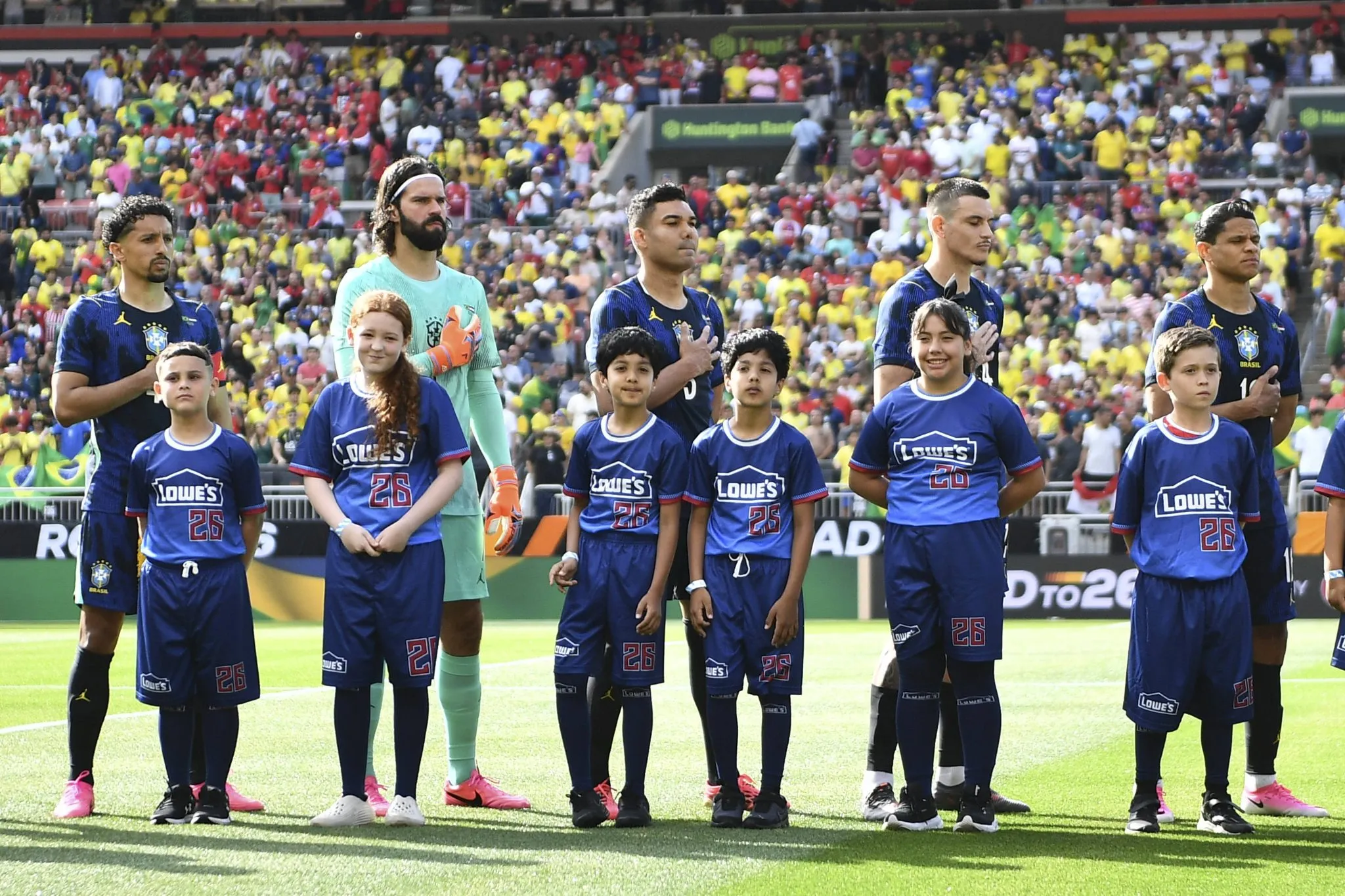 Jogadores brasileiros durante execu&ccedil;&atilde;o do hino nacional
