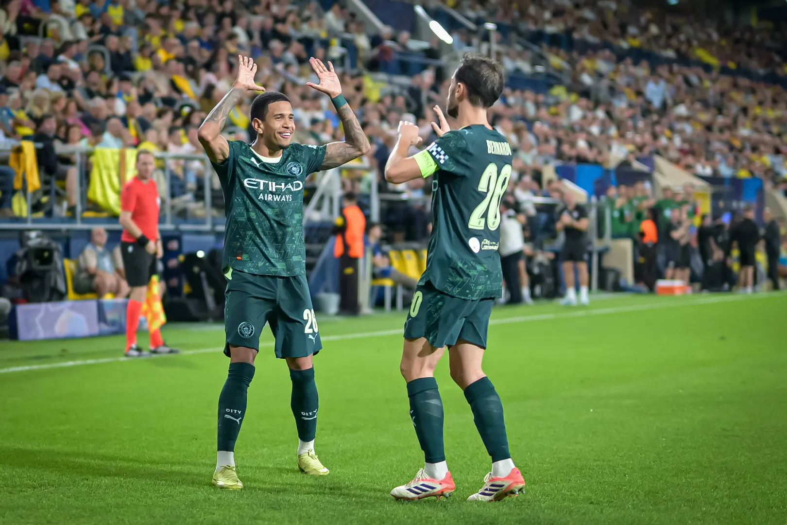 Savinho celebra com Bernardo Silva ap&oacute;s assist&ecirc;ncia para o portugu&ecirc;s