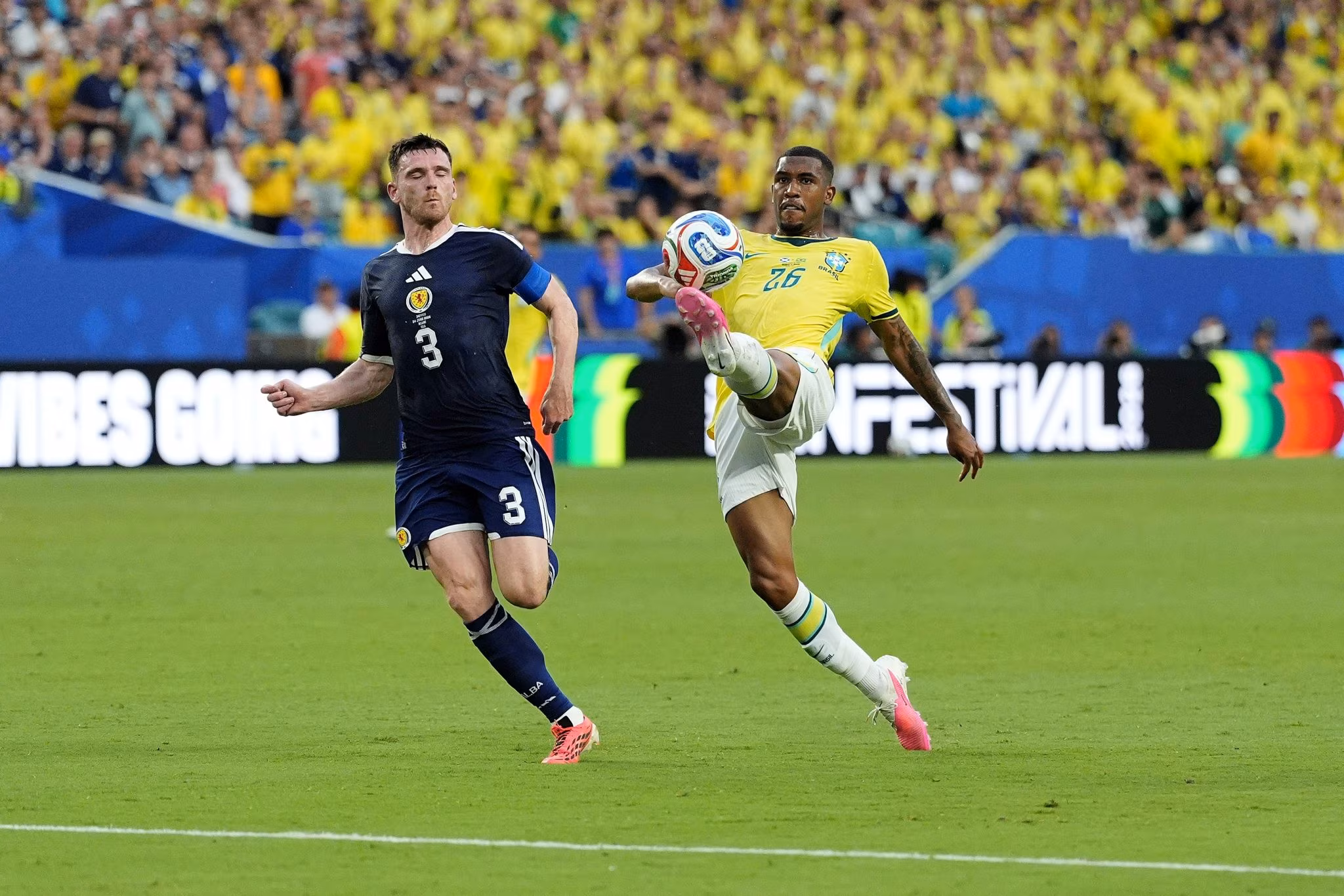 Rayan passa por Robertson em duelo entre Brasil e Esc&oacute;cia (Foto: PA Images / Icon Sport)