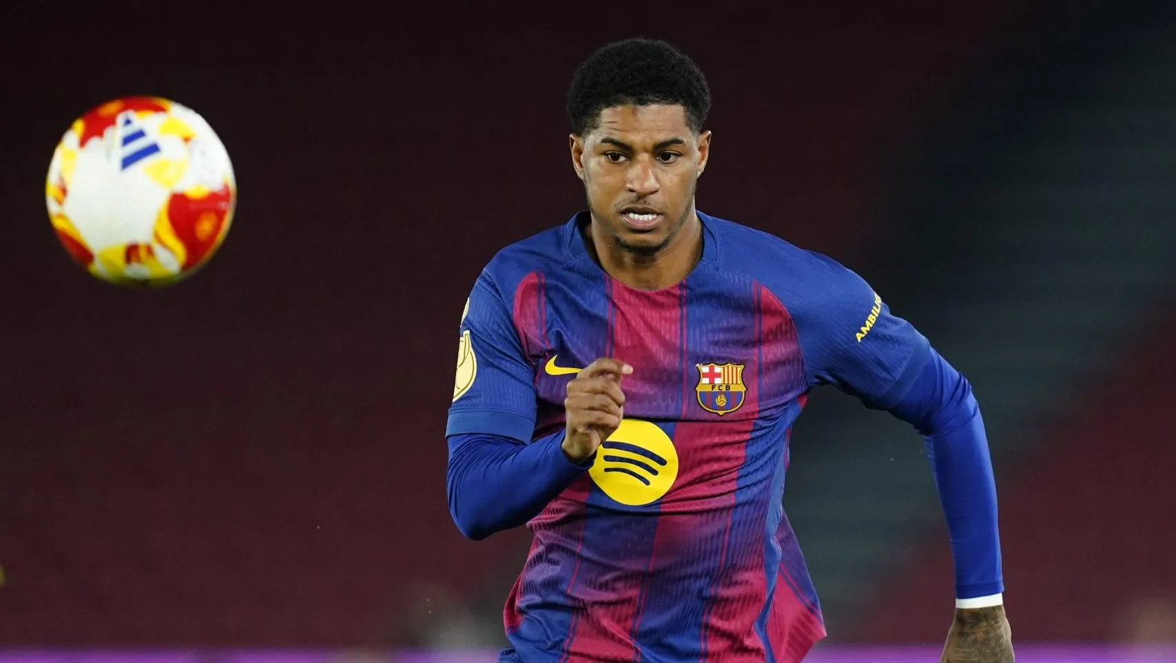 Marcus Rashford persegue a bola em jogo do Barcelona