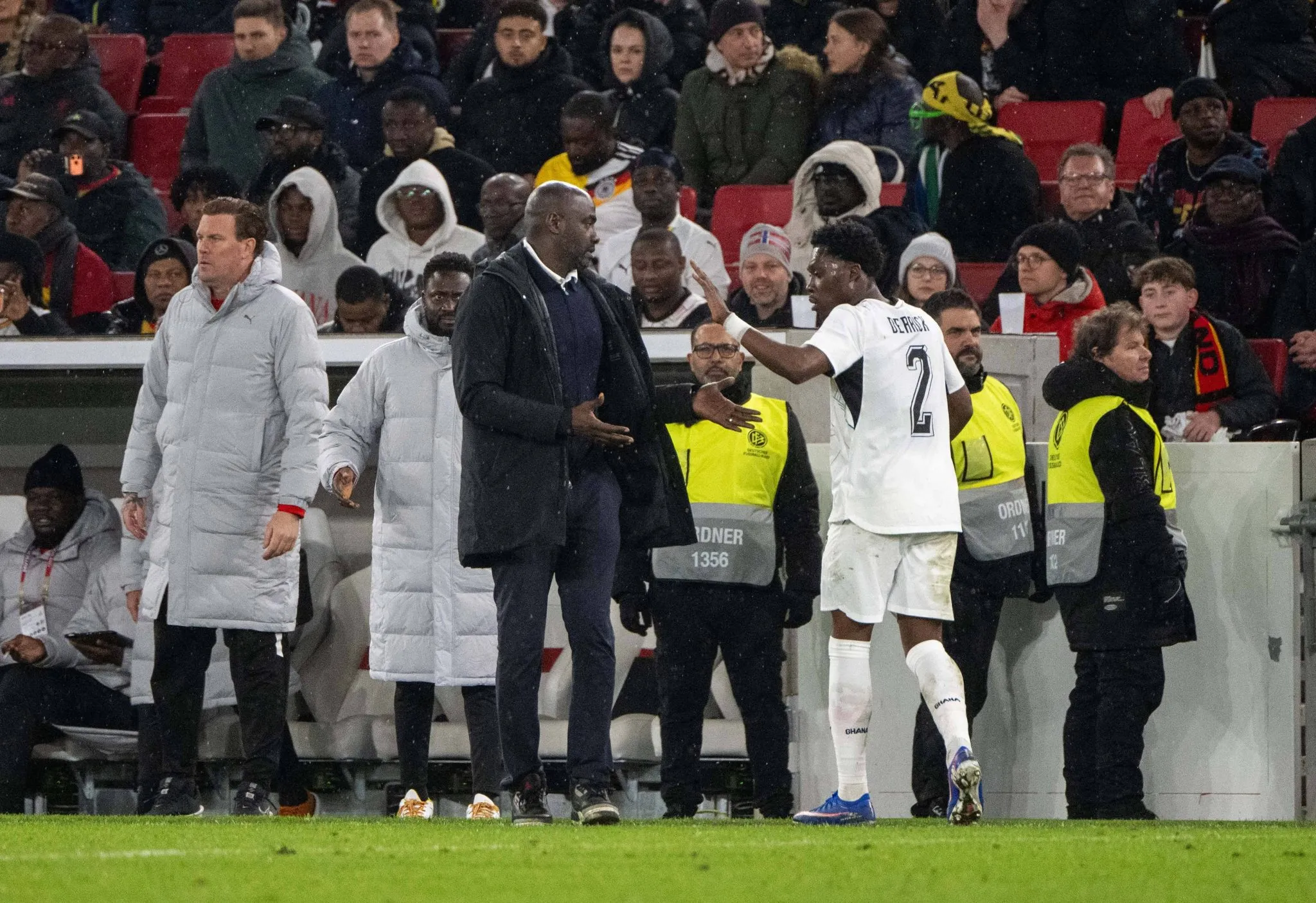 Otto Addo e Derrick K&ouml;hn se cumprimentam durante jogo de Gana