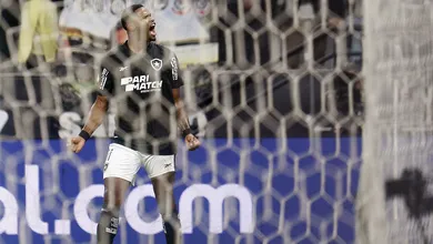 J&uacute;nior Santos decide, Botafogo quebra tabu contra o Corinthians e assume lideran&ccedil;a