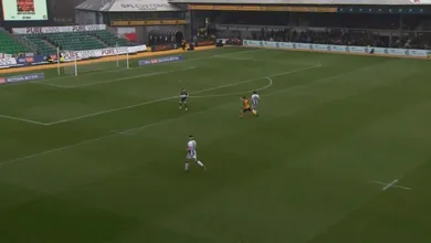 Na League Two, goleir&atilde;o confundiu linhas do futebol com as do r&uacute;gbi e agarrou a bola fora da &aacute;rea sem perceber