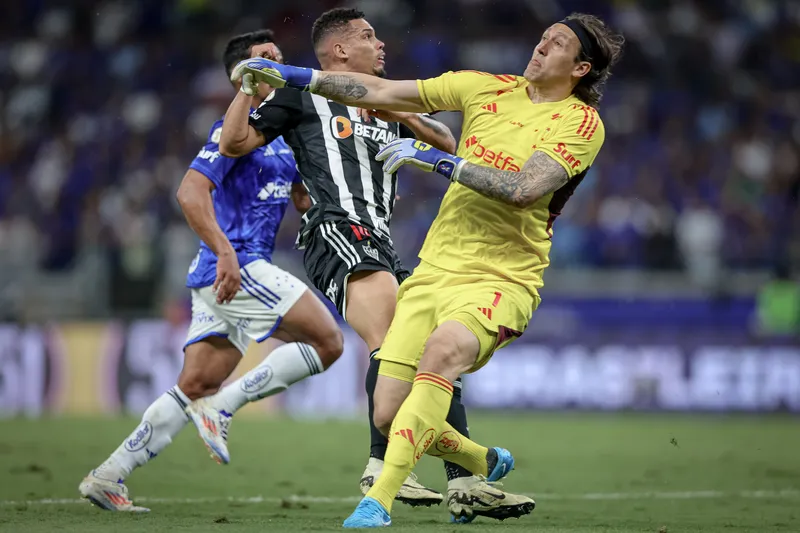 Paulinho e C&aacute;ssio durante cl&aacute;ssico