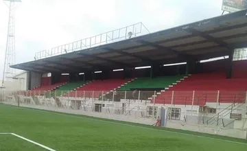 O est&aacute;dio de um dos maiores clubes da Arg&eacute;lia amanheceu pintado com as cores do principal rival