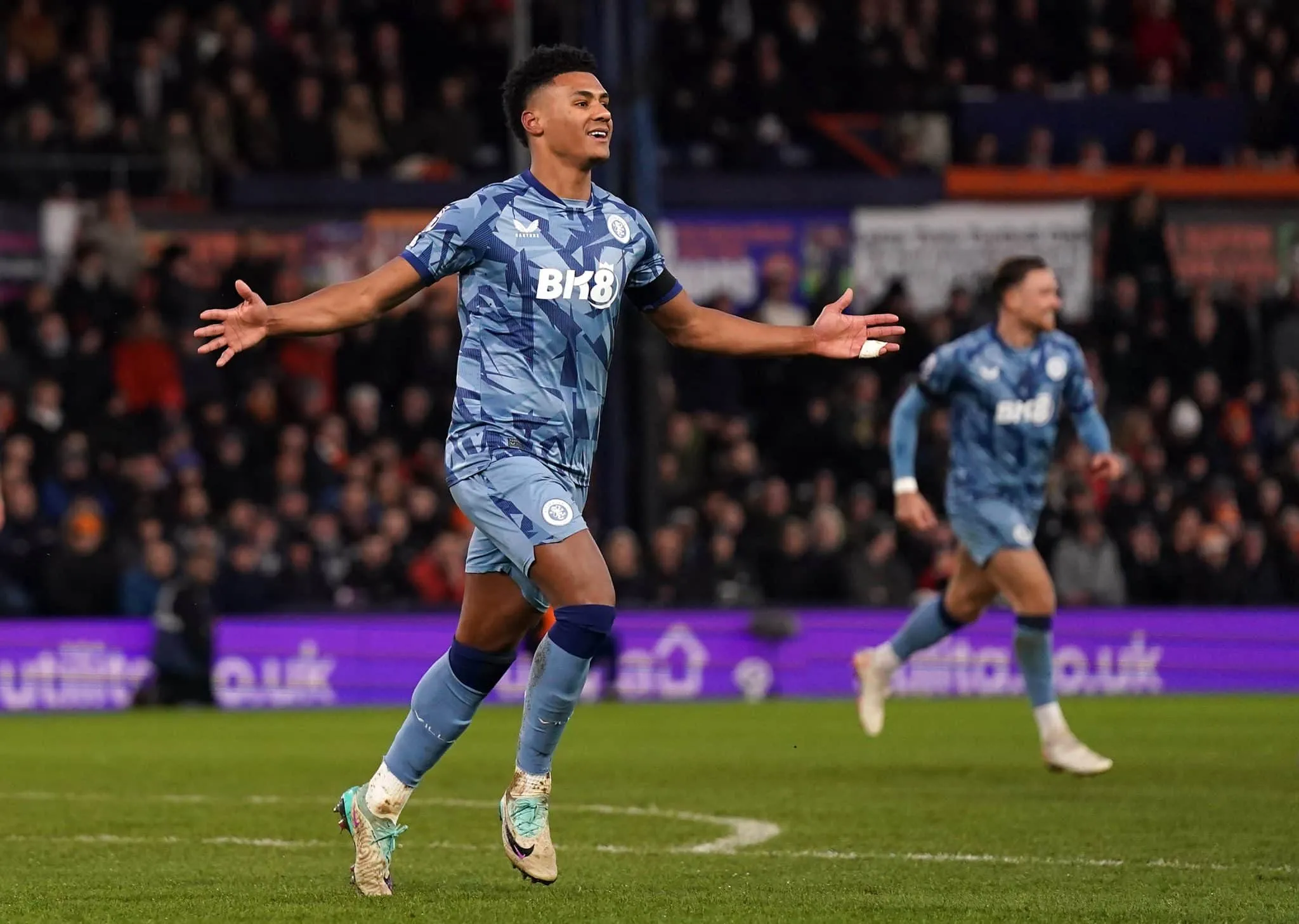 Aston Villa bobeia muito na defesa (de novo), mas vence o Luton Town com show de Ollie Watkins