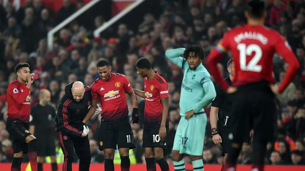 Em jogo movimentado e cheio de erros, United e Arsenal empatam por 2 a 2