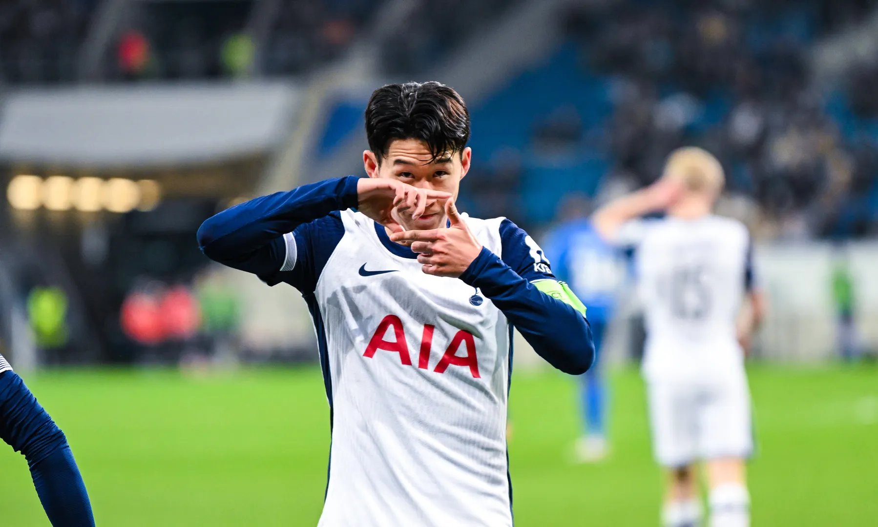 Heung-min Son marca dois e salva Tottenham de elimina&ccedil;&atilde;o precoce na Liga Europa