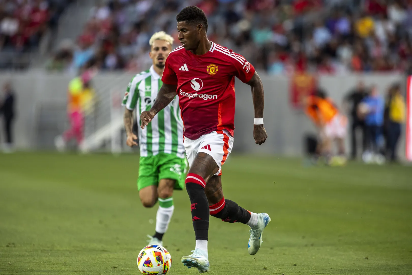 Rashford em a&ccedil;&atilde;o durante amistoso do Manchester United (Foto: Icon sport)