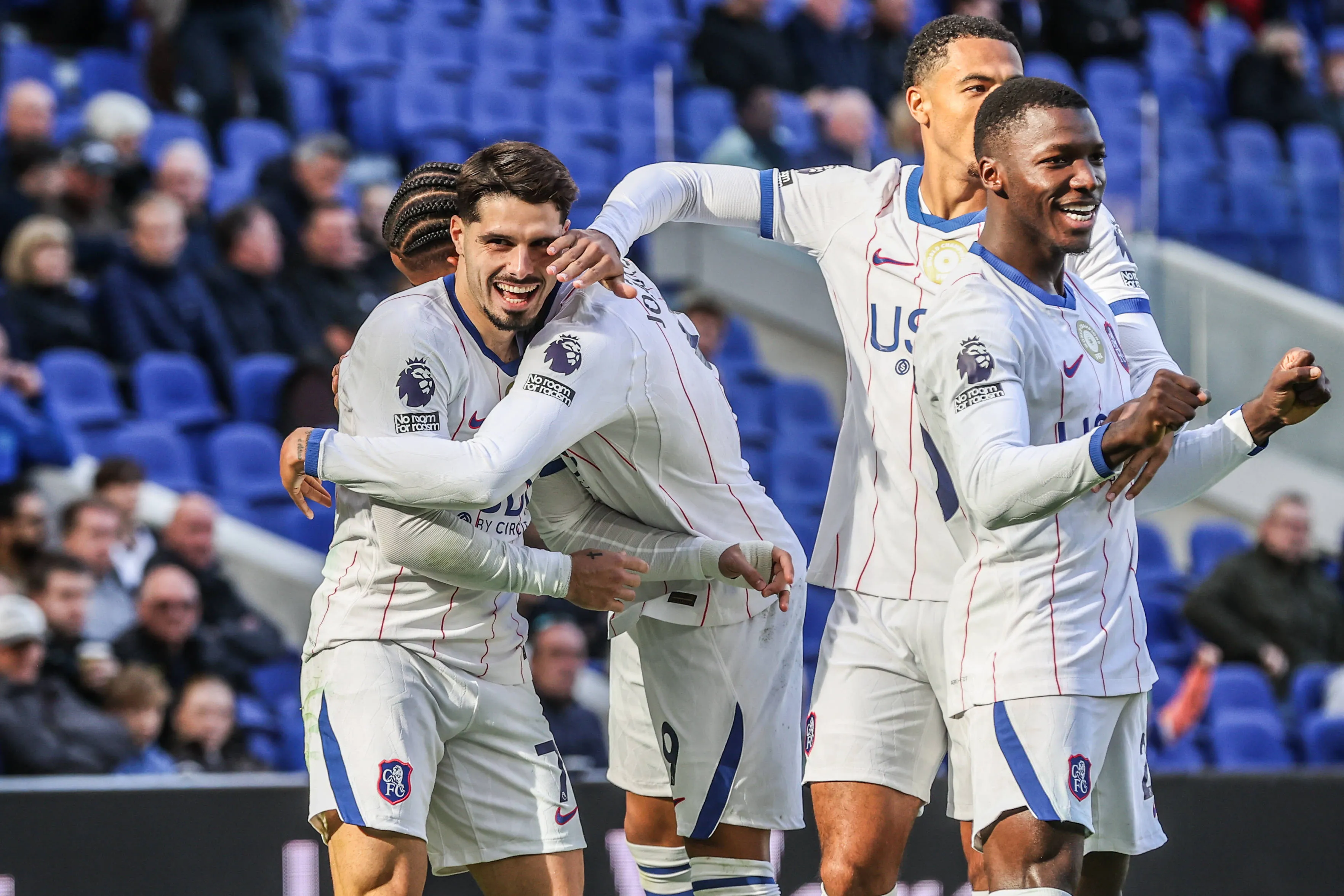 Jogadores do Chelsea comemoram gol de Pedro Neto