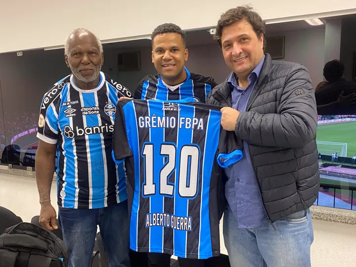Branca, presidente do Black Power, com Alberto Guerra, presidente do Gr&ecirc;mio (Foto: Eduardo Muniz/Gr&ecirc;mio FBPA)