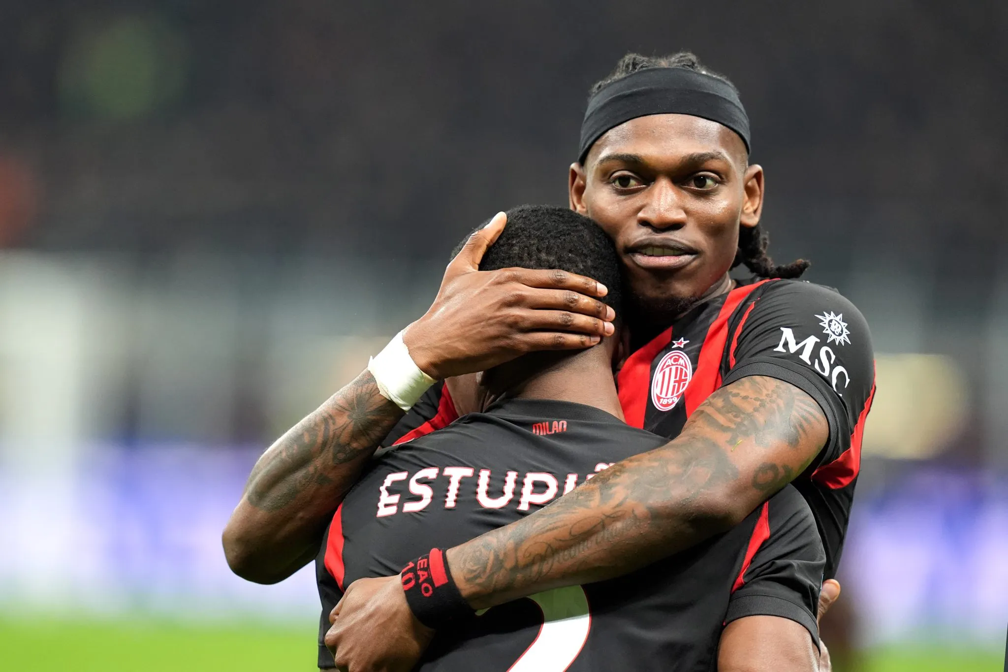 Rafael Le&atilde;o abra&ccedil;a Estupi&ntilde;&aacute;n em gol do Milan