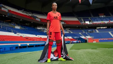 Nova camisa da colabora&ccedil;&atilde;o entre PSG e Jordan traz tom exclusivo da marca