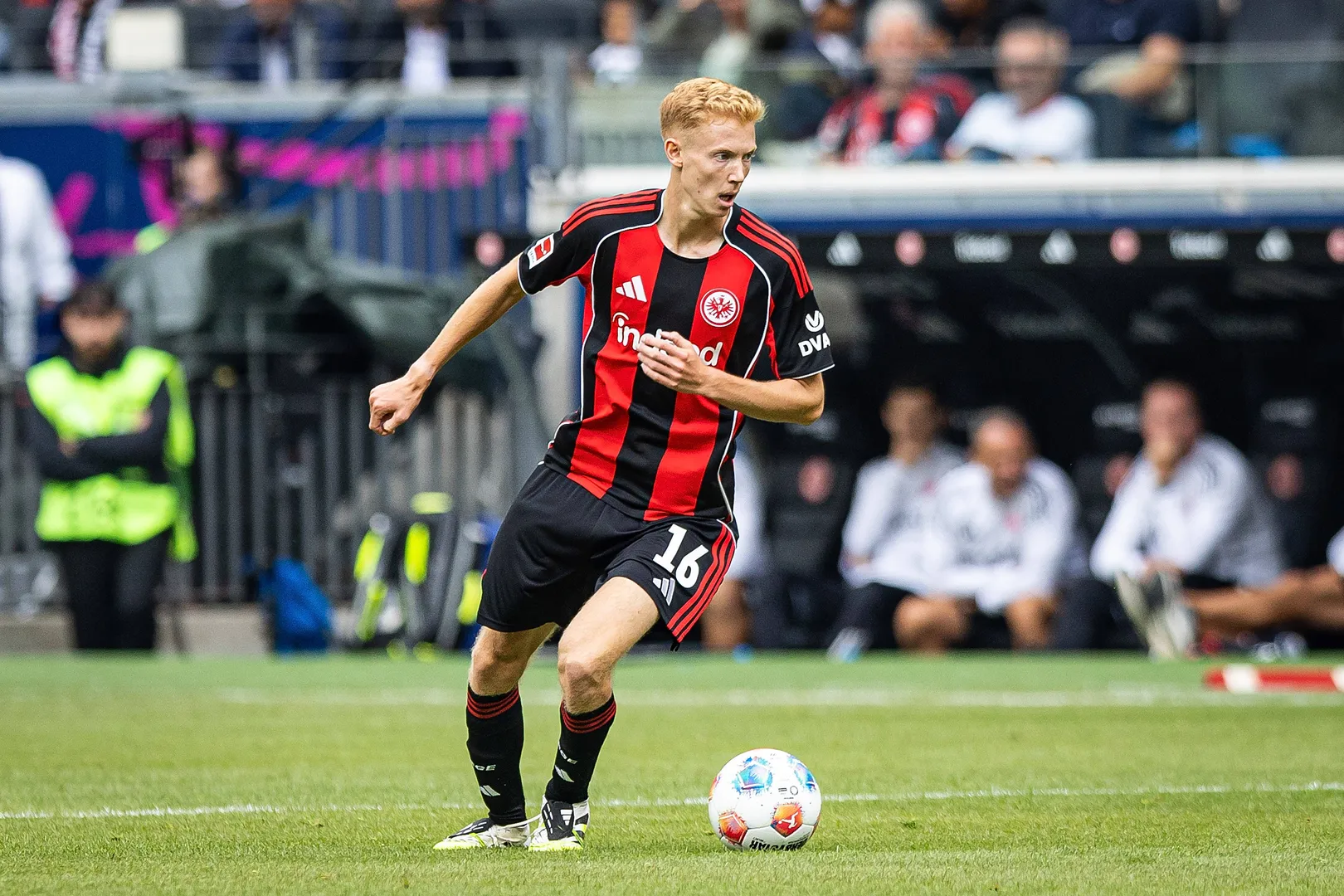 Hugo Larsson em a&ccedil;&atilde;o pelo Eintracht Frankfurt