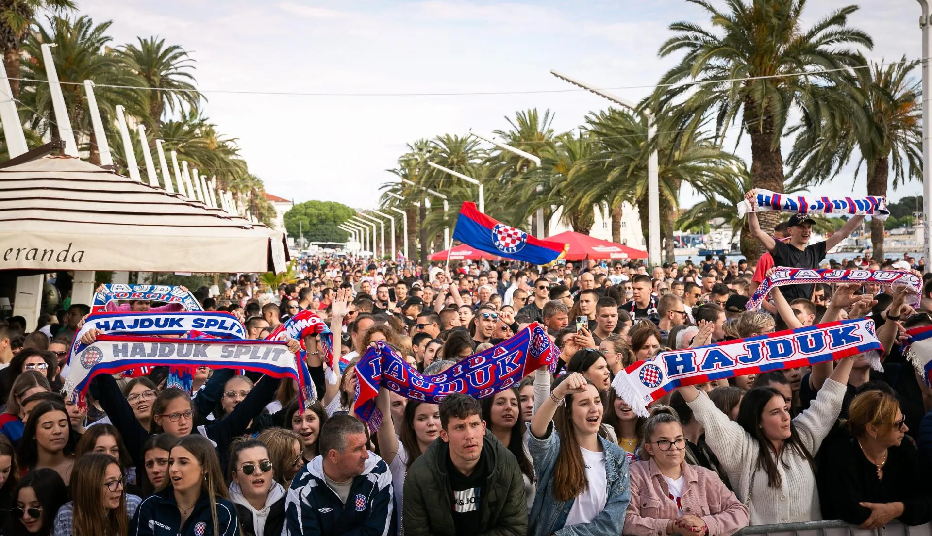Torcida &eacute; isso: uma multid&atilde;o se reuniu em Split para receber os garotos vice-campe&otilde;es da Champions Sub-19
