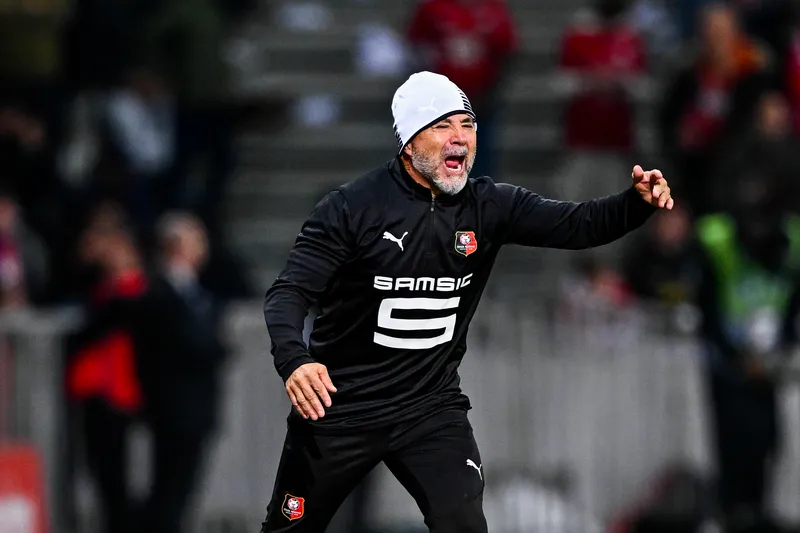 Sampaoli na &aacute;rea t&eacute;cnica durante jogo do Rennes