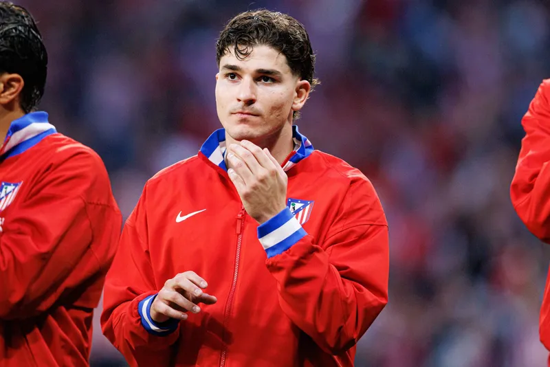 Juli&aacute;n &Aacute;lvarez antes de partida do Atl&eacute;tico de Madrid