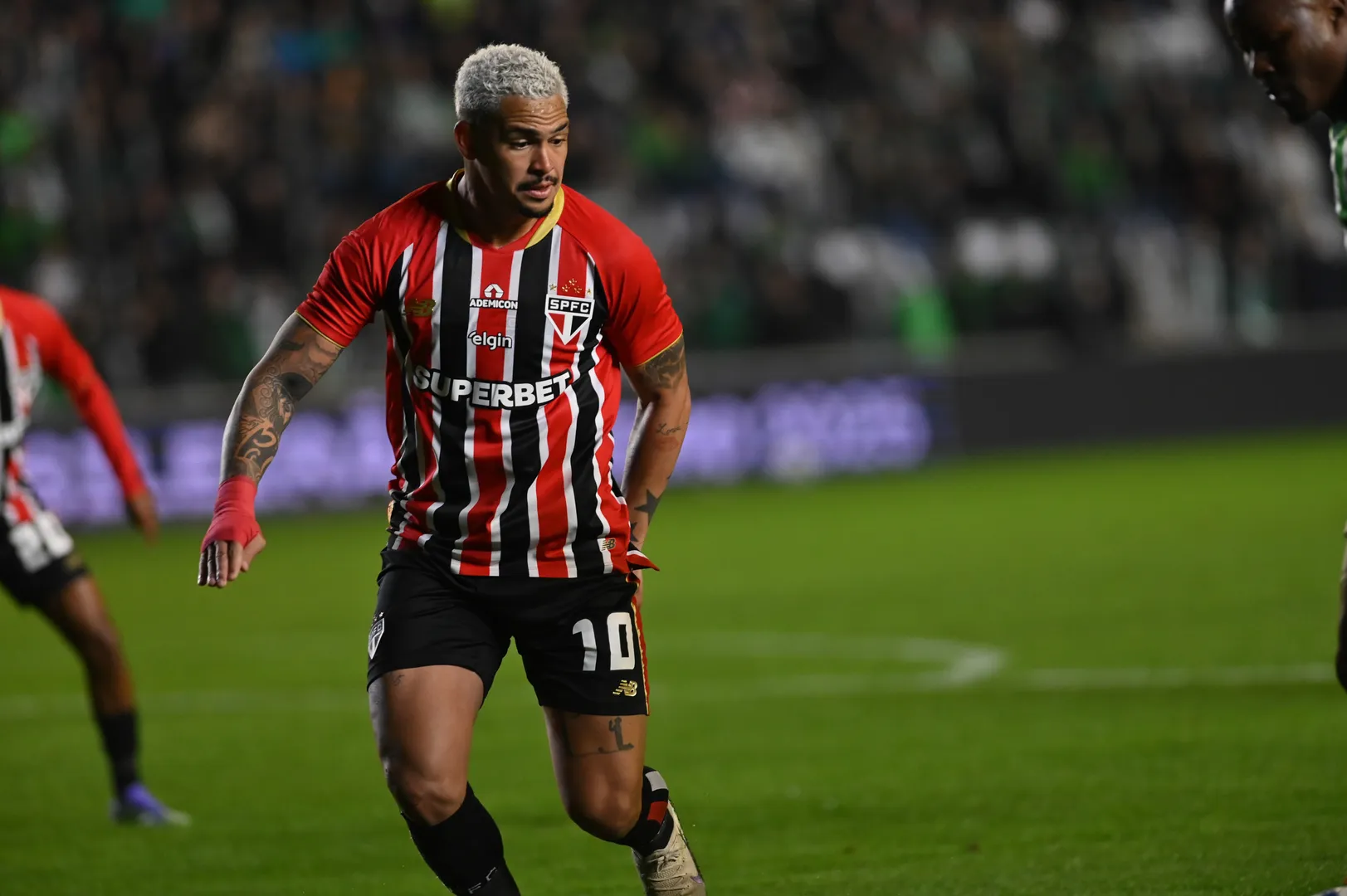 Luciano, em a&ccedil;&atilde;o pelo S&atilde;o Paulo contra o Juventude
