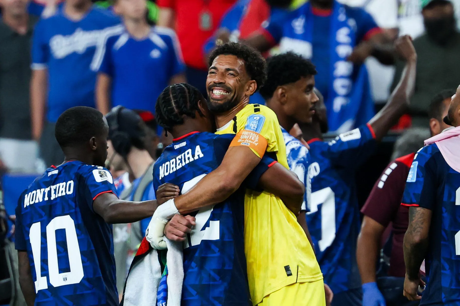 Steven Moreira e Vozinha comemoram a classifica&ccedil;&atilde;o de Cabo Verde (Foto: Alamy / Icon Sport)
