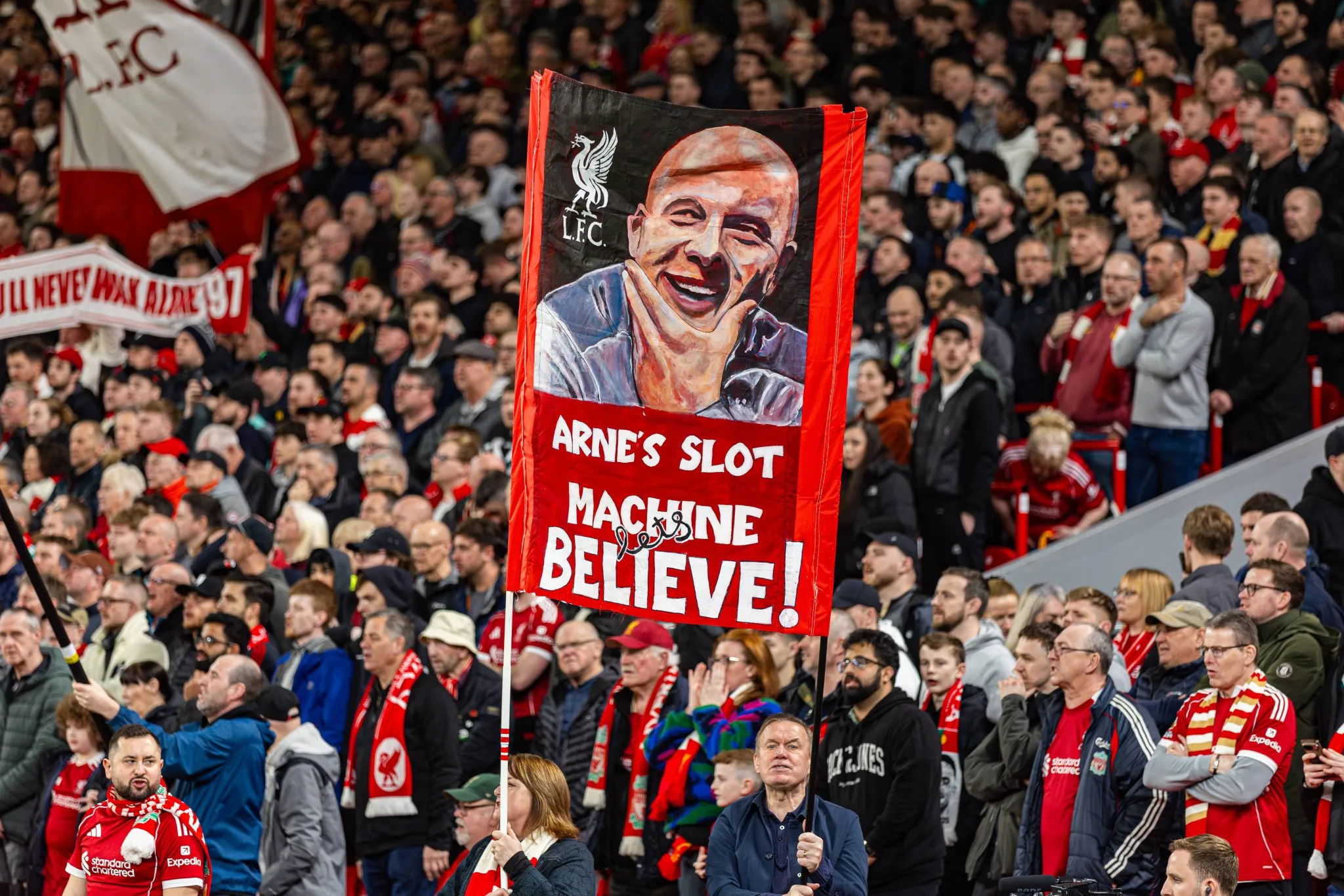 Faixa em homenagem a Arne Slot na torcida do Liverpool