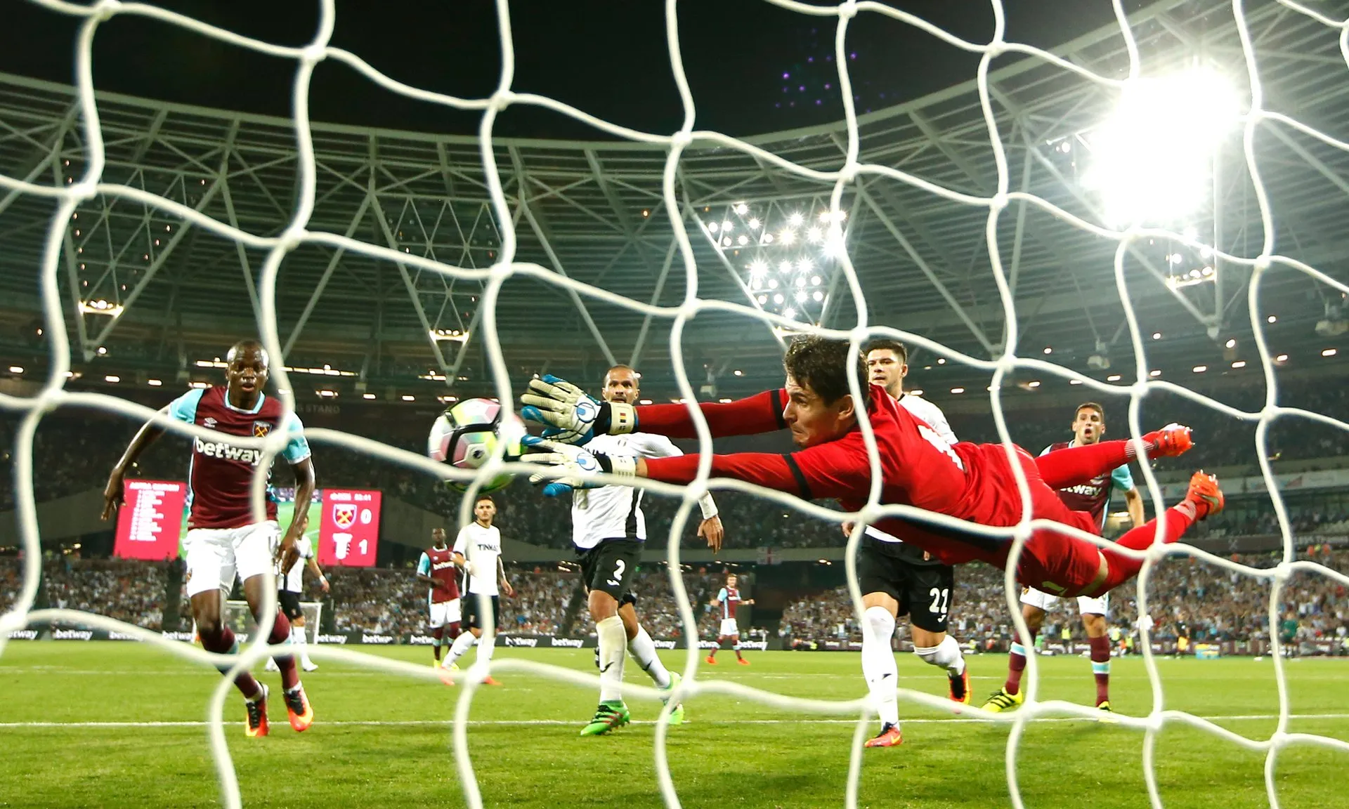 O primeiro vexame no Est&aacute;dio Ol&iacute;mpico: De novo, West Ham cai nas preliminares da Liga Europa
