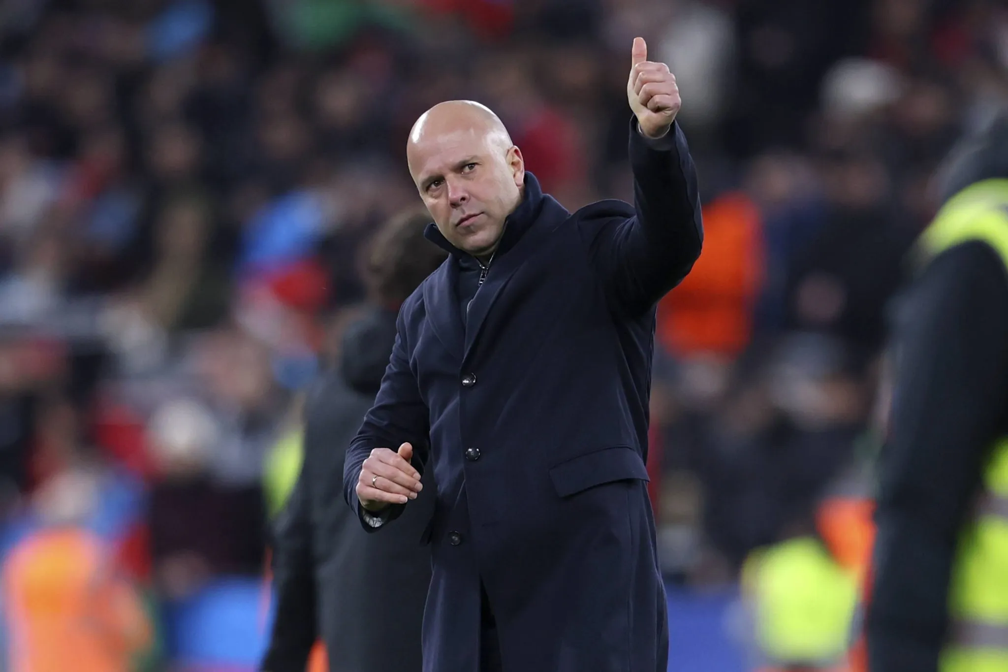 Arne Slot acena para torcedores do Liverpool