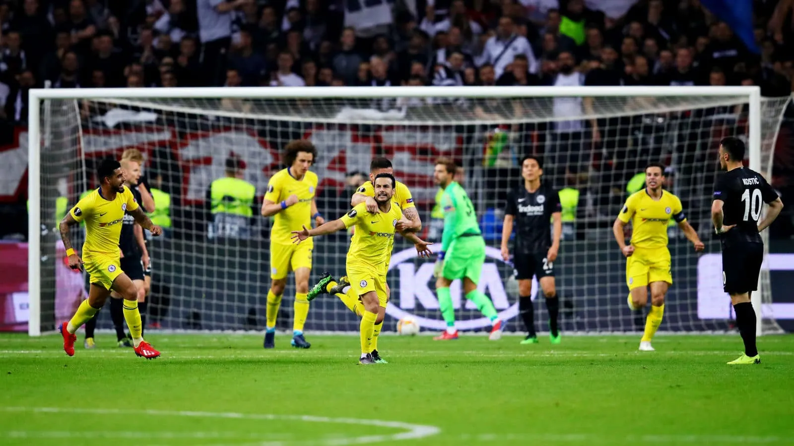 O Chelsea conteve a empolga&ccedil;&atilde;o do Frankfurt e volta da Alemanha com um razo&aacute;vel empate