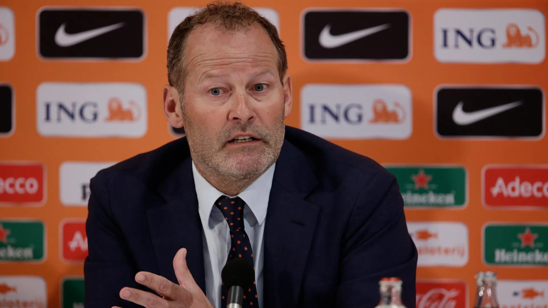 A sele&ccedil;&atilde;o da Holanda se olha. E v&ecirc; que a vida continua