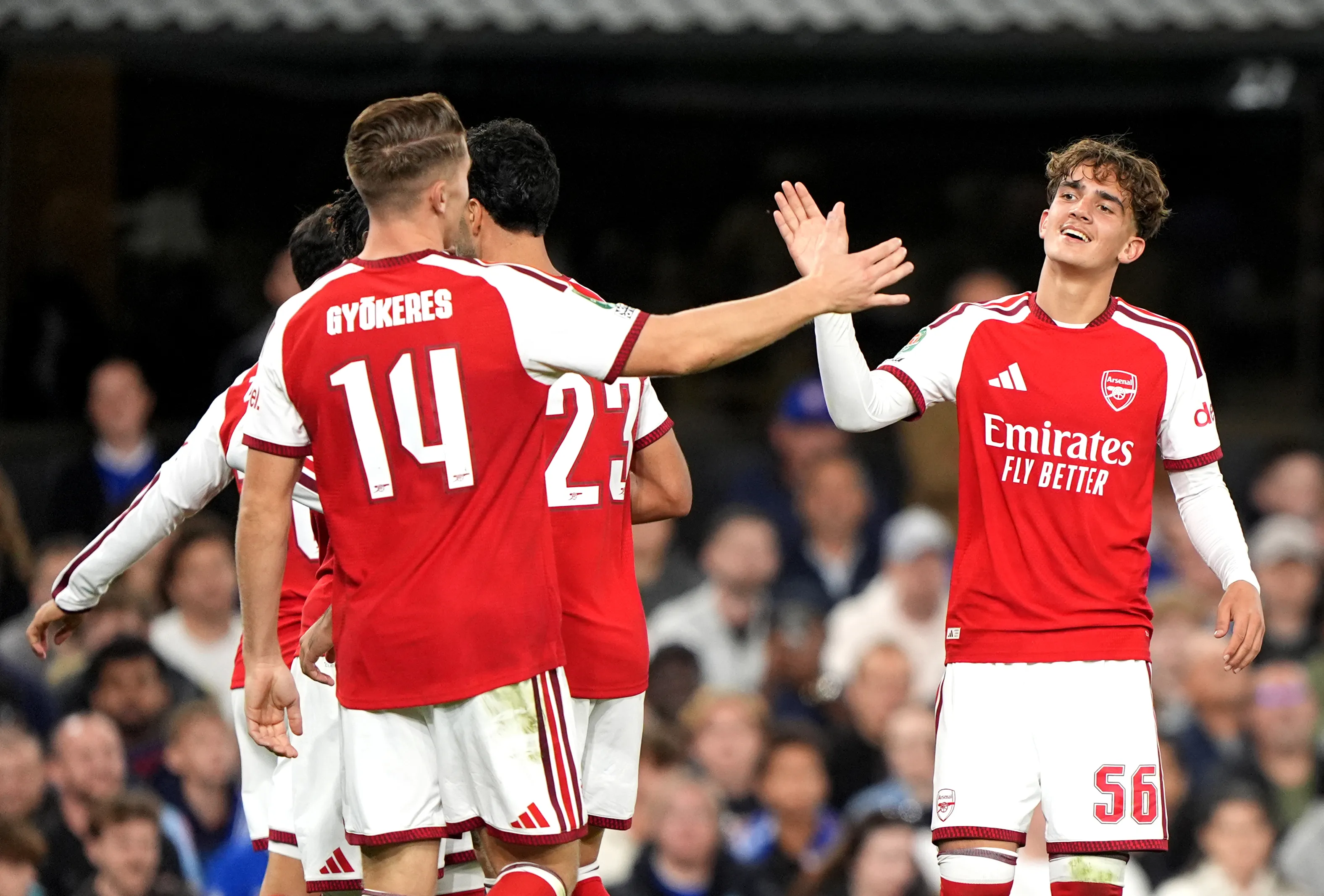 Pede passagem? Dowman, de 16 anos, &eacute; protagonista de classifica&ccedil;&atilde;o do Arsenal na Copa da Liga