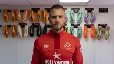 O Brentford se prepara para a sa&iacute;da de Raya e anuncia Flekken, um dos principais goleiros da Bundesliga nos &uacute;ltimos anos