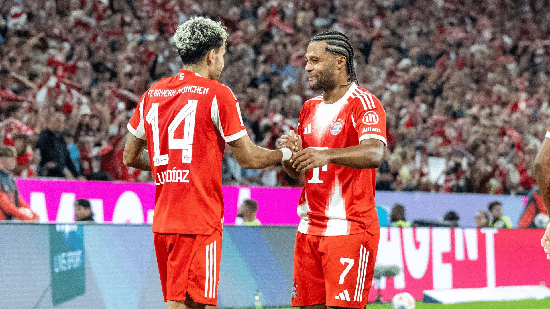 Luis Diaz e Gnabry se cumprimentam ap&oacute;s gol do Bayern