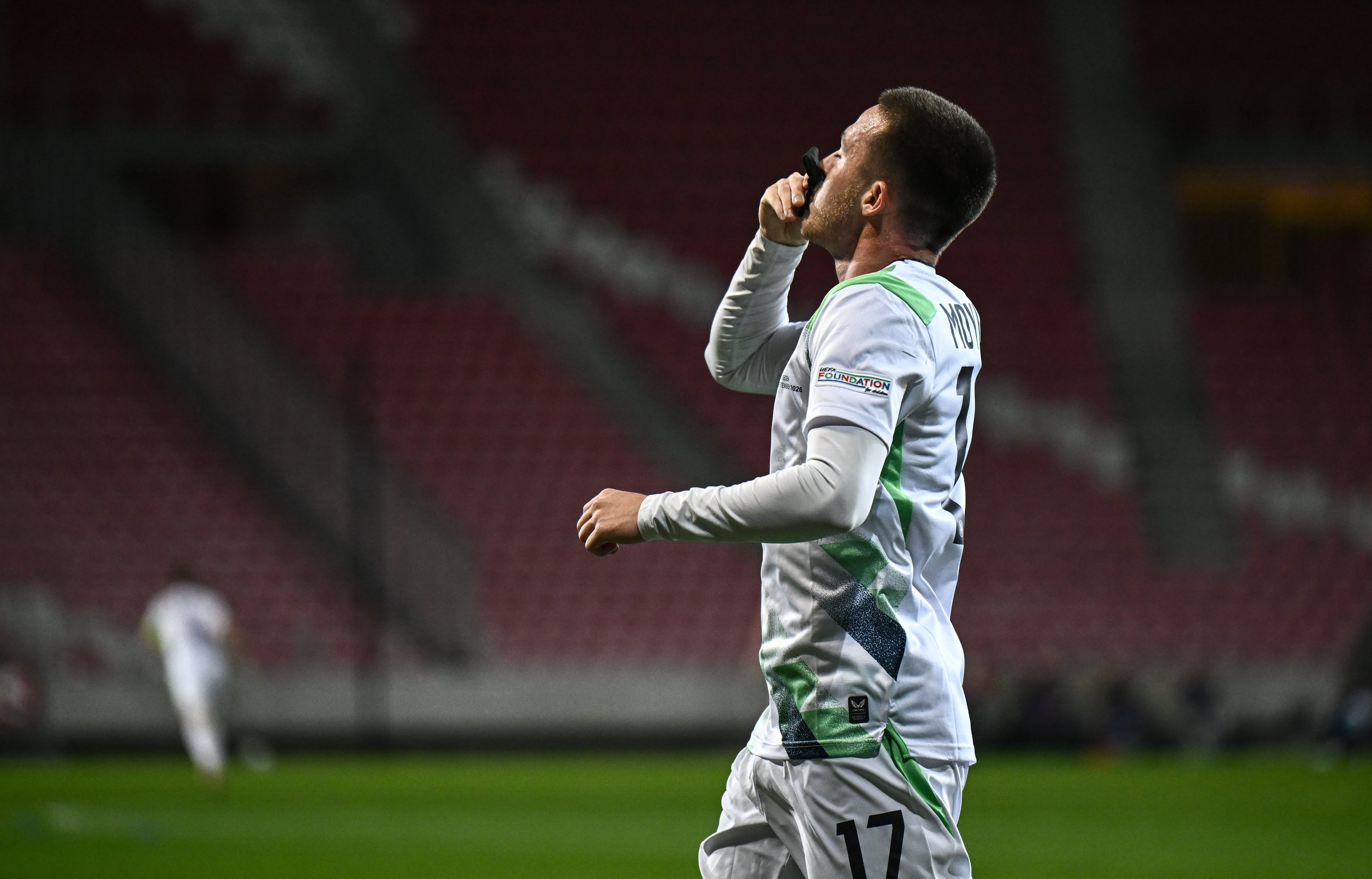 Jack Moylan, da República da Irlanda, beija sua braçadeira preta, usada em homenagem a todas as vidas perdidas no conflito em Gaza, após marcar o terceiro gol de sua equipe durante a Liga das Nações (Foto: Sportsfile / Icon Sport)
