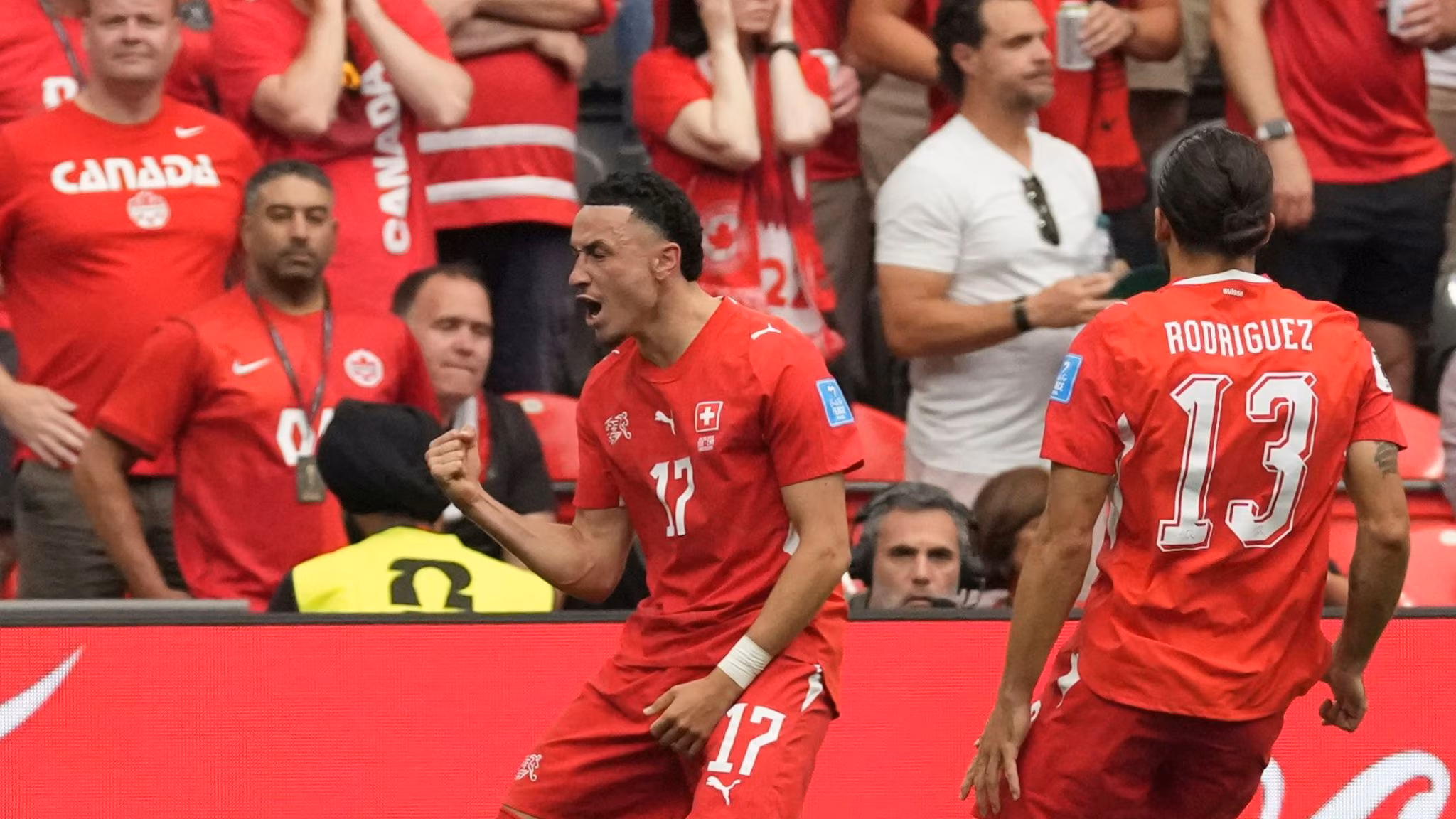 Su&iacute;&ccedil;a 2 x 1 Canad&aacute;: Donos da casa perdem chance de sediar mata-mata enquanto su&iacute;&ccedil;os vencem o grupo