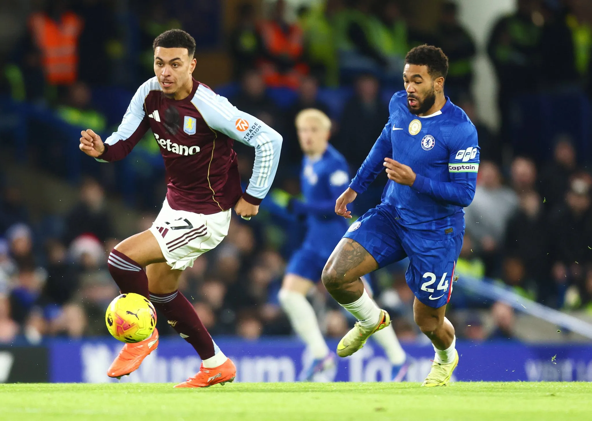 Morgan Rogers em a&ccedil;&atilde;o contra o Chelsea