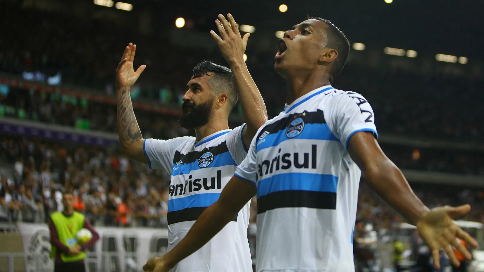 Gr&ecirc;mio fez uma exibi&ccedil;&atilde;o memor&aacute;vel para devorar o Galo em pleno Mineir&atilde;o